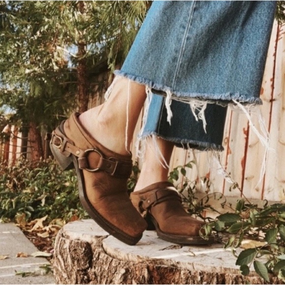 Frye Belted Harness Mule Distressed 70760 Clogs Brown Square Toe Motorcycle 9 - Picture 1 of 3